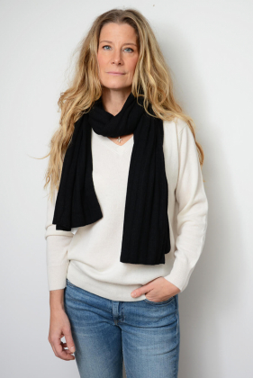 Johanna Scarf, Black